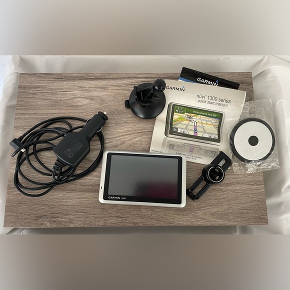 Garmin Nuvi 1300 Series with accessories and instructions used - Picture 1 of 7